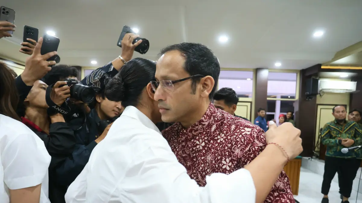Mantan Menteri Pendidikan Kebudayaan Riset dan Teknologi sekaligus terdakwa kasus korupsi pengadaan Chromebook Nadiem Anwar Makarim bersama istrinya Franka Karim usai mengikuti sidang di Pengadilan Tinggi, Jakarta, Selasa (24/6/2026). (Dery Ridwansah/ Jaw