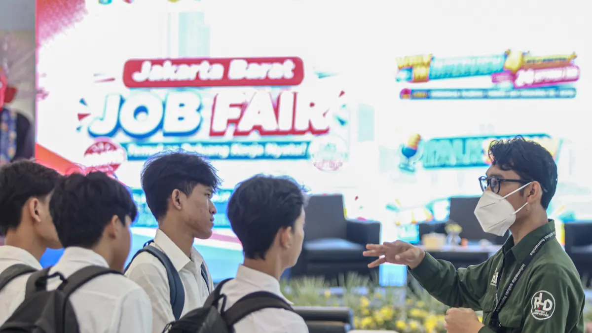 Sejumlah pencari kerja memadati bursa kerja yang digelar oleh Suku Dinas Tenaga Kerja, Transmigrasi dan Energi (Sudin Nakertransgi) Jakarta Barat menggelar Job Fair atau bursa kerja Gelombang II tahun 2026 di GOR Cengkareng, Jakarta, Rabu (23/09/2026). (H