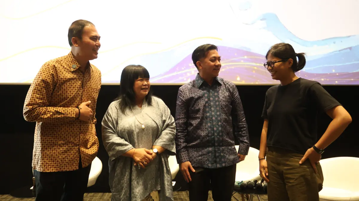 Direktur Seni Rupa dan Seni Pertunjukan Kemenekraf/Barekraf RI Dadam Mahdar, Ketua Dewan Juri 16th UOB Painting of the Year ⁠Melati Suryodarmo, Head of Strategic Communications and Brand UOB Indonesia Luke Ariefiandi, dan peraih Gold Award UOB POY 2025 ka