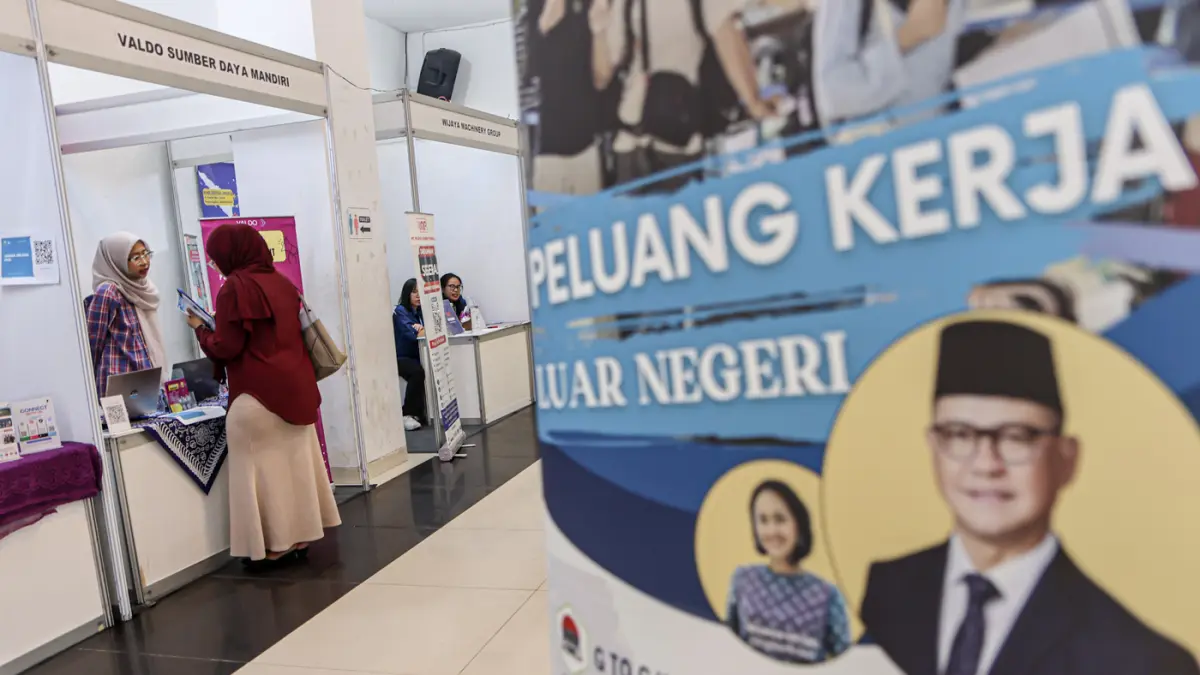 Sejumlah pencari kerja memadati bursa kerja yang digelar oleh Suku Dinas Tenaga Kerja, Transmigrasi dan Energi (Sudin Nakertransgi) Jakarta Barat menggelar Job Fair atau bursa kerja Gelombang II tahun 2026 di GOR Cengkareng, Jakarta, Rabu (23/09/2026). (H