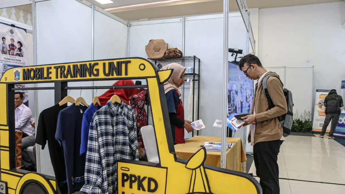 Sejumlah pencari kerja memadati bursa kerja yang digelar oleh Suku Dinas Tenaga Kerja, Transmigrasi dan Energi (Sudin Nakertransgi) Jakarta Barat menggelar Job Fair atau bursa kerja Gelombang II tahun 2026 di GOR Cengkareng, Jakarta, Rabu (23/09/2026). (H