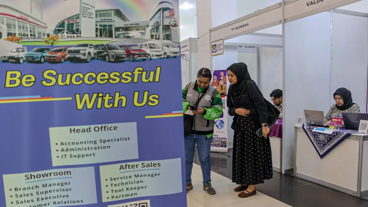 Sejumlah pencari kerja memadati bursa kerja yang digelar oleh Suku Dinas Tenaga Kerja, Transmigrasi dan Energi (Sudin Nakertransgi) Jakarta Barat menggelar Job Fair atau bursa kerja Gelombang II tahun 2026 di GOR Cengkareng, Jakarta, Rabu (23/09/2026). (H