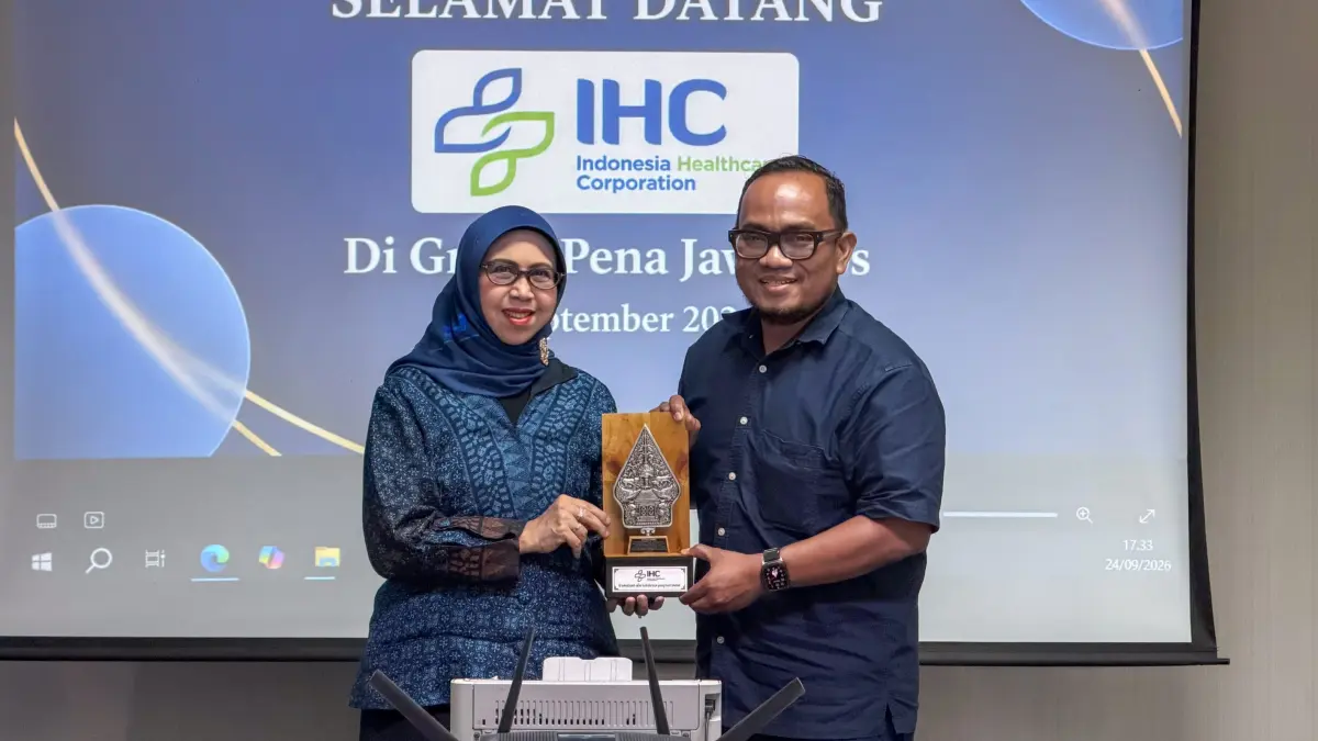 Direktur Utama Jawa Pos Grup Multi Media Dhimas Ginanjar Satria Perdana dam Direktur Hubungan Kelembagaan Pertamedika Indonesia Healthcare Corporation (IHC), dr. Kamelia Faisal, M.A.R.S.