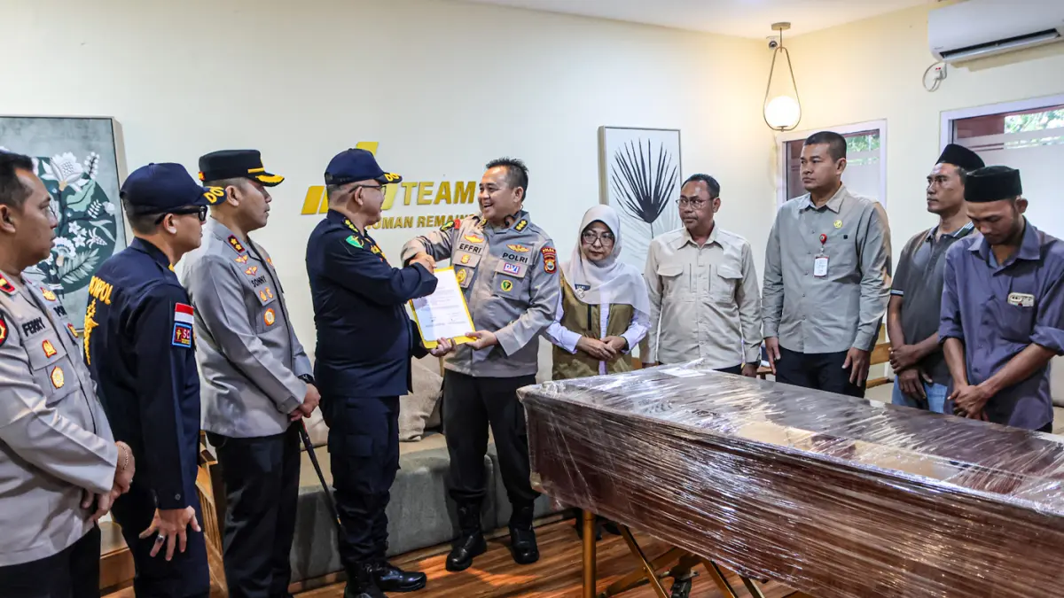 Kabiddokkes Polda Bengkulu Kombes Pol dr. Effri Susanto (tengah) melakukan serah terima jenazah kepada Kabiddokes Polda Banten Kabiddokkes Polda Banten Kombes Pol. Dr. I Gusti Gede Dharma di depan peti jenazah ABK Arupadhatu bernama Surakman di Human Rema