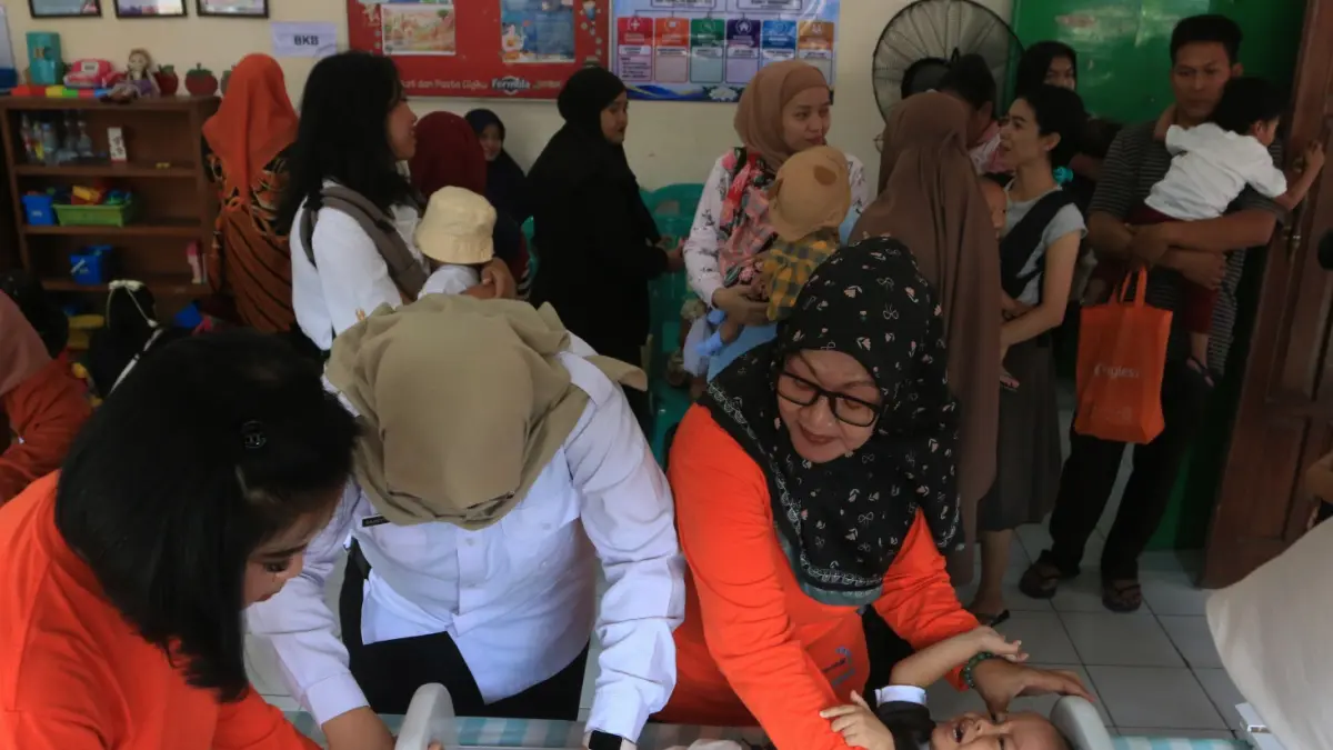 Kader posyandu menimbang berat badan balita saat kegiatan implementasi pencegahan dan percepatan penurunan stunting di Semarang, Jawa Tengah, Rabu (23/9/2026)