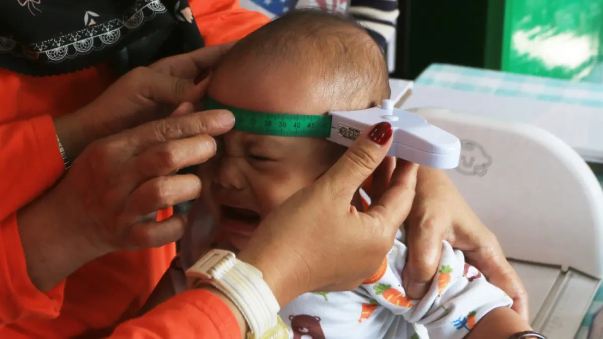 Kader posyandu menimbang berat badan balita saat kegiatan implementasi pencegahan dan percepatan penurunan stunting di Semarang, Jawa Tengah, Rabu (23/9/2026)
