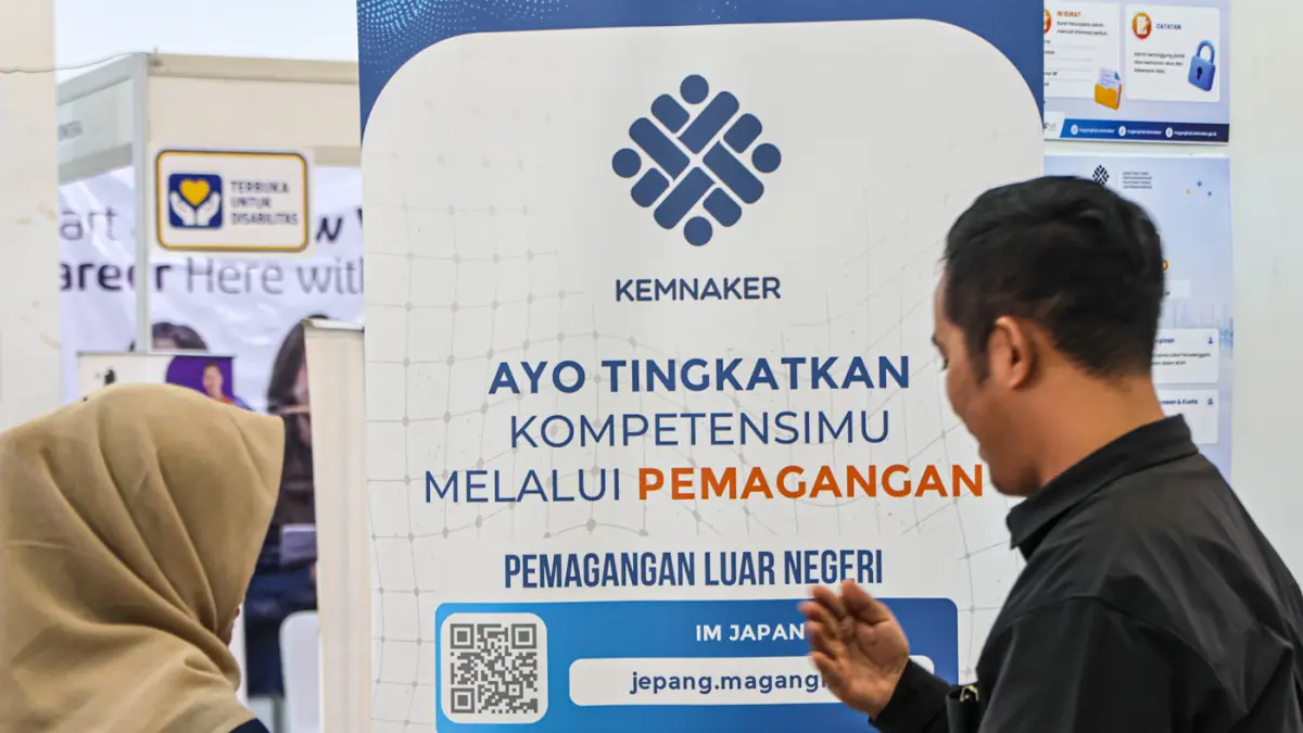 Sejumlah pencari kerja memadati bursa kerja yang digelar oleh Suku Dinas Tenaga Kerja, Transmigrasi dan Energi (Sudin Nakertransgi) Jakarta Barat menggelar Job Fair atau bursa kerja Gelombang II tahun 2026 di GOR Cengkareng, Jakarta, Rabu (23/09/2026). (H