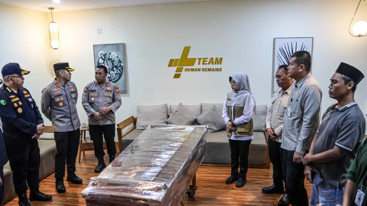 Anak ABK Arupadhatu I Yamin (kanan) beserta kerabat Abeng (dua kanan) didampingi Bupati Bupati Pandeglang Bupati Pandeglang Dewi Setiani (empat kanan) menerima peti jenazah ABK Arupadhatu bernama Surakman di Human Remains, Bandara Soekarno-Hatta, Tangeran