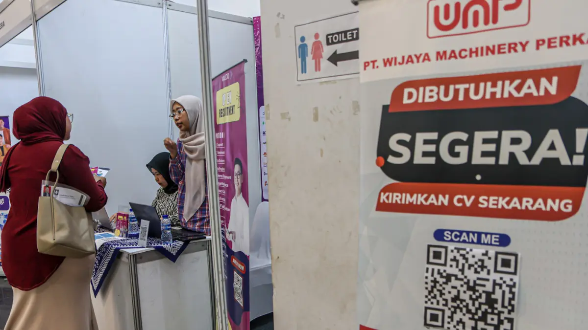 Sejumlah pencari kerja memadati bursa kerja yang digelar oleh Suku Dinas Tenaga Kerja, Transmigrasi dan Energi (Sudin Nakertransgi) Jakarta Barat menggelar Job Fair atau bursa kerja Gelombang II tahun 2026 di GOR Cengkareng, Jakarta, Rabu (23/09/2026). (H