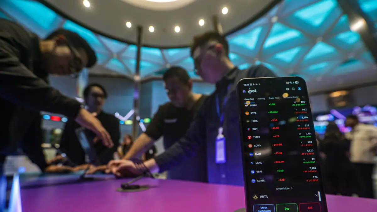 Pengunjung mencoba fitur IPOT saat peluncuran Aplikasi IPOT X di Main Hall BEI, Jakarta, Kamis (24/9/2026). (Salman Toyibi/Jawa Pos)