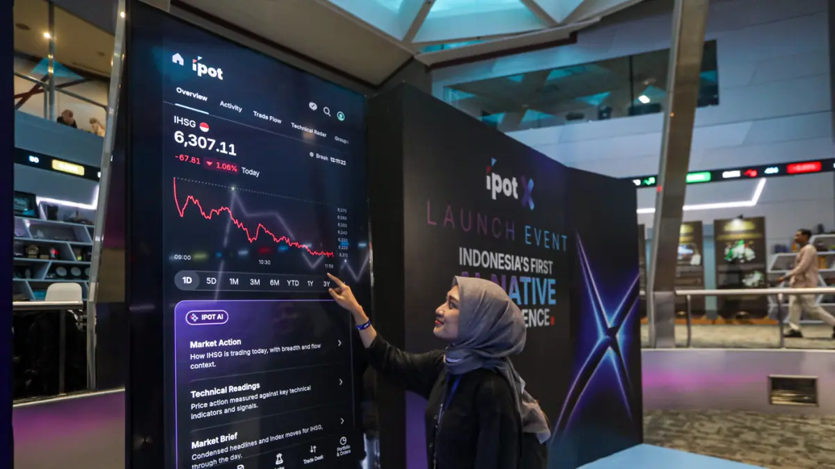 Pengunjung mencoba fitur IPOT saat peluncuran Aplikasi IPOT X di Main Hall BEI, Jakarta, Kamis (24/9/2026). (Salman Toyibi/Jawa Pos)