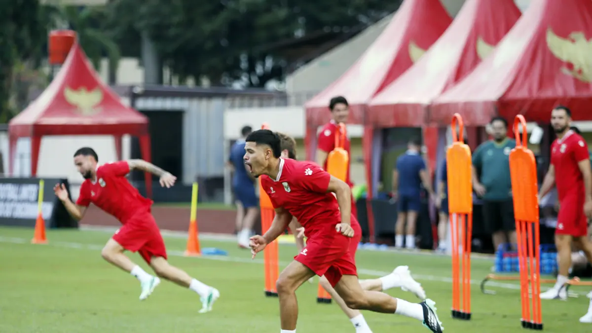 Pesepak bola Timnas Indonesia menjalani latihan resmi menjelang pertandingan FIFA ASEAN Cup 2026 di Stadion PTIK, Jakarta, Kamis (24/9/2026). (Dery Ridwansah/ JawaPos.com)