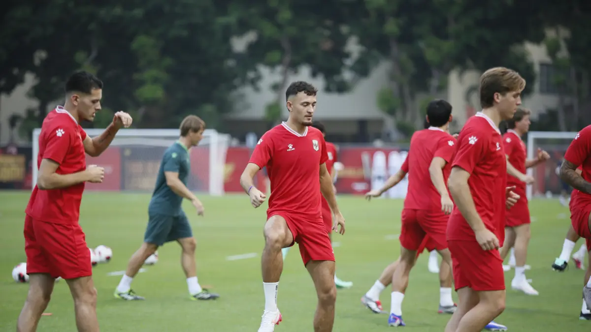 Pesepak bola Timnas Indonesia menjalani latihan resmi menjelang pertandingan FIFA ASEAN Cup 2026 di Stadion PTIK, Jakarta, Kamis (24/9/2026). (Dery Ridwansah/ JawaPos.com)