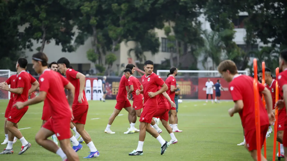 Pesepak bola Timnas Indonesia menjalani latihan resmi menjelang pertandingan FIFA ASEAN Cup 2026 di Stadion PTIK, Jakarta, Kamis (24/9/2026). (Dery Ridwansah/ JawaPos.com)