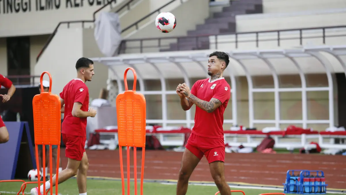 Pesepak bola Timnas Indonesia menjalani latihan resmi menjelang pertandingan FIFA ASEAN Cup 2026 di Stadion PTIK, Jakarta, Kamis (24/9/2026). (Dery Ridwansah/ JawaPos.com)