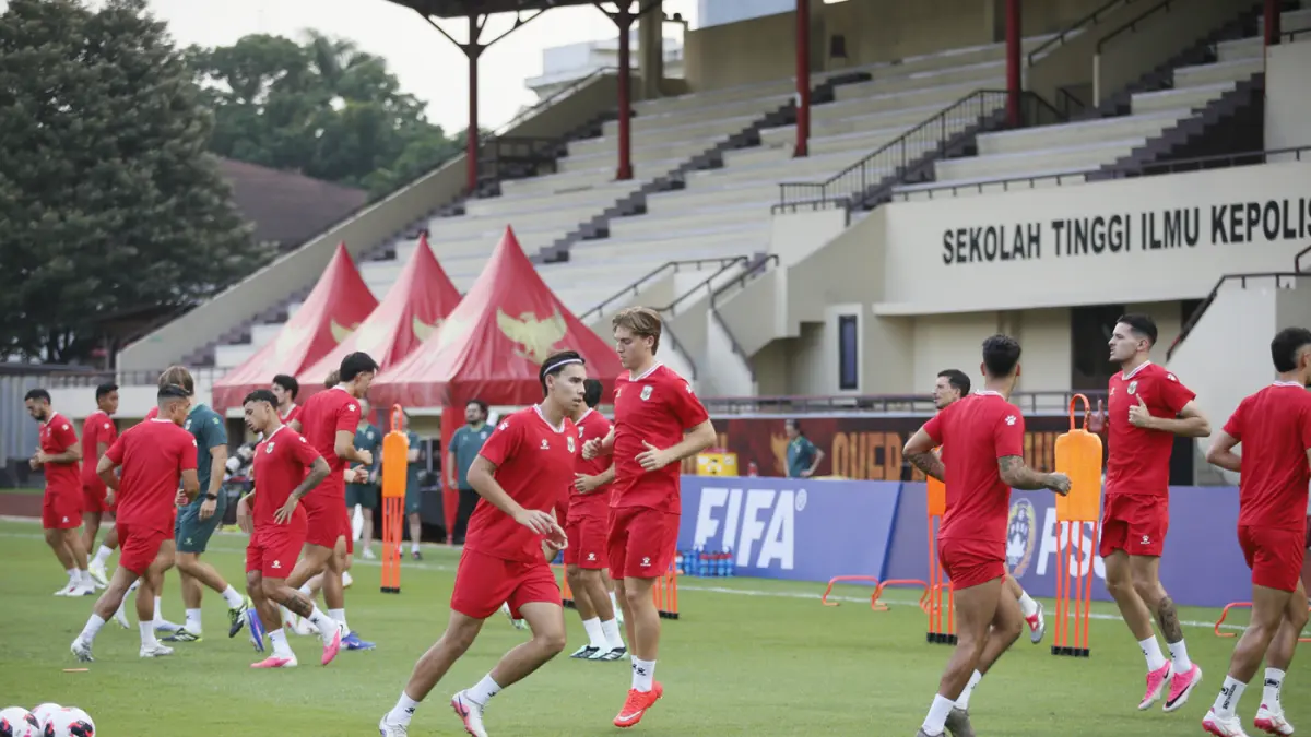 Pesepak bola Timnas Indonesia menjalani latihan resmi menjelang pertandingan FIFA ASEAN Cup 2026 di Stadion PTIK, Jakarta, Kamis (24/9/2026). (Dery Ridwansah/ JawaPos.com)