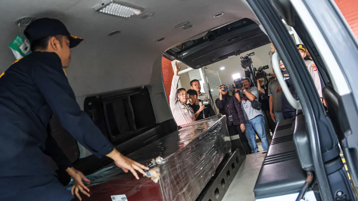 Petugas dan perwakilan keluarga menyambut peti jenazah ABK Arupadhatu bernama Surakman di Human Remains, Bandara Soekarno-Hatta, Tangerang, Kamis (24/09/2026). (Hanung Hambara/Jawa Pos)