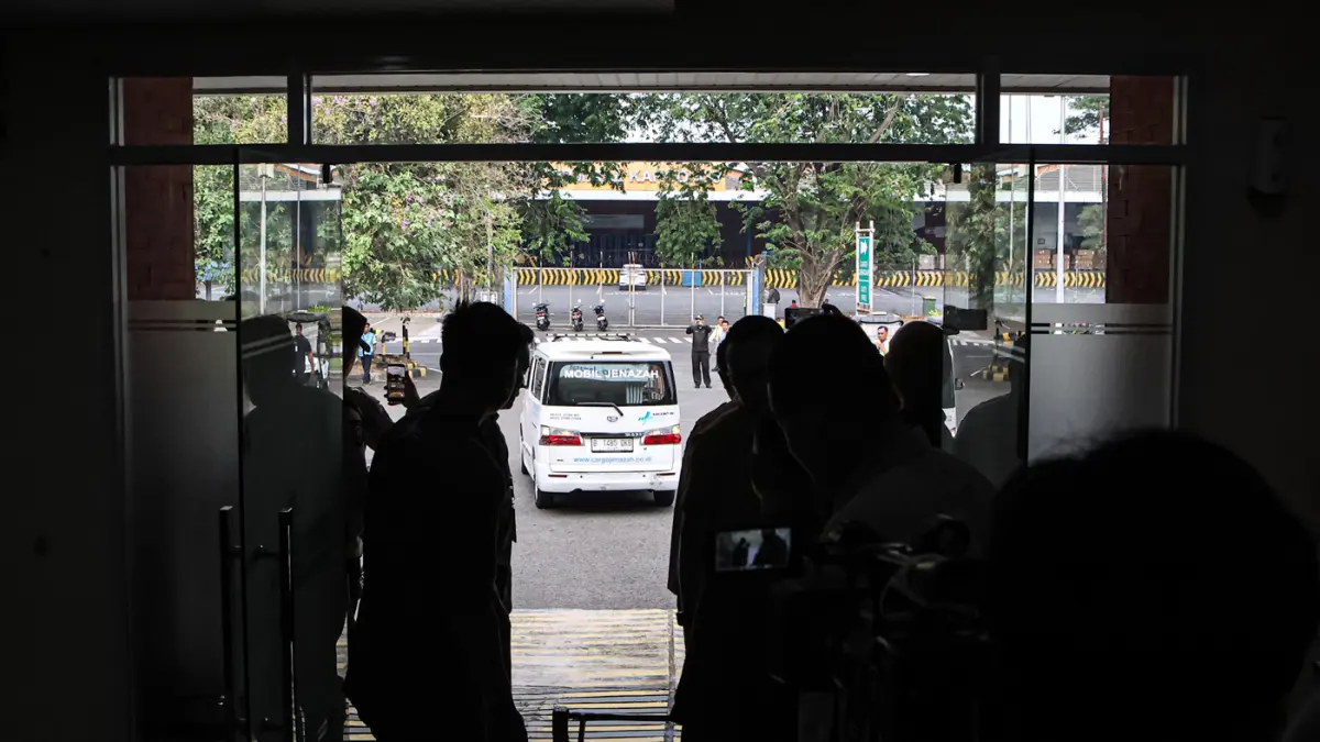 Petugas dan perwakilan keluarga menyambut peti jenazah ABK Arupadhatu bernama Surakman di Human Remains, Bandara Soekarno-Hatta, Tangerang, Kamis (24/09/2026). (Hanung Hambara/Jawa Pos)