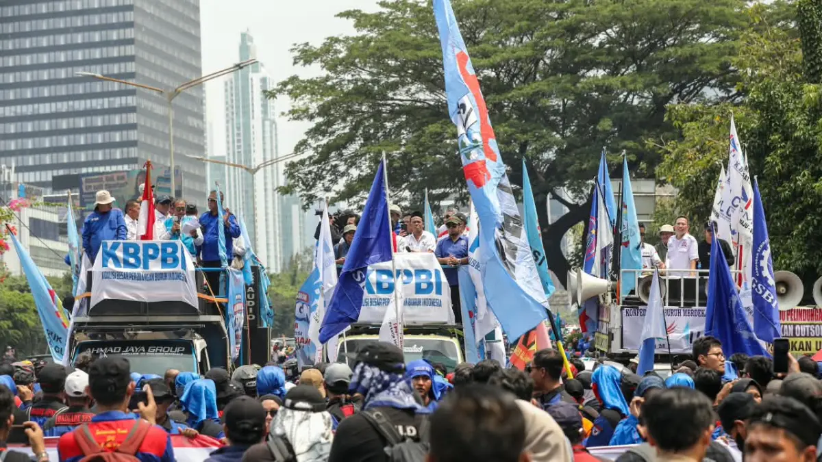 Ribuan aksi dari berbagai elemen buruh lainnya menggelar aksi unjuk rasa di Jalan Jenderal Sudirman-MH Thamrin, Jakarta Pusat, Kamis (24/9/2026). (Dery Ridwansah/ JawaPos.com)