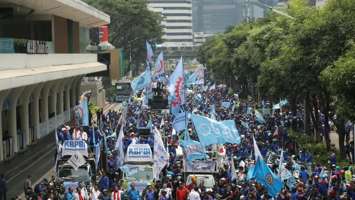 Ribuan aksi dari berbagai elemen buruh lainnya menggelar aksi unjuk rasa di Jalan Jenderal Sudirman-MH Thamrin, Jakarta Pusat, Kamis (24/9/2026). (Dery Ridwansah/ JawaPos.com)