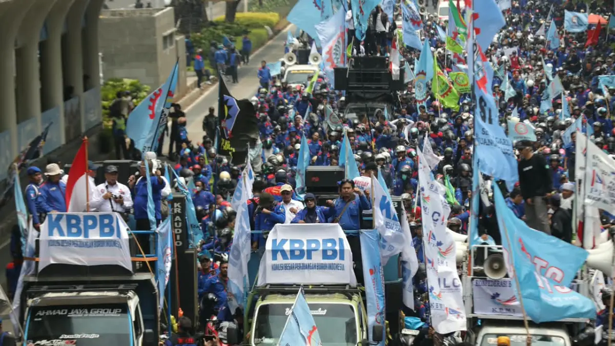 Ribuan aksi dari berbagai elemen buruh lainnya menggelar aksi unjuk rasa di Jalan Jenderal Sudirman-MH Thamrin, Jakarta Pusat, Kamis (24/9/2026). (Dery Ridwansah/ JawaPos.com)