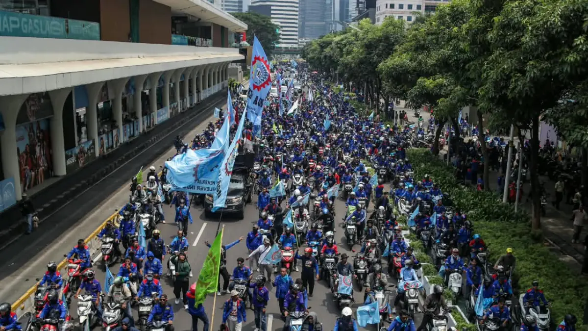 Ribuan aksi dari berbagai elemen buruh lainnya menggelar aksi unjuk rasa di Jalan Jenderal Sudirman-MH Thamrin, Jakarta Pusat, Kamis (24/9/2026). (Dery Ridwansah/ JawaPos.com)
