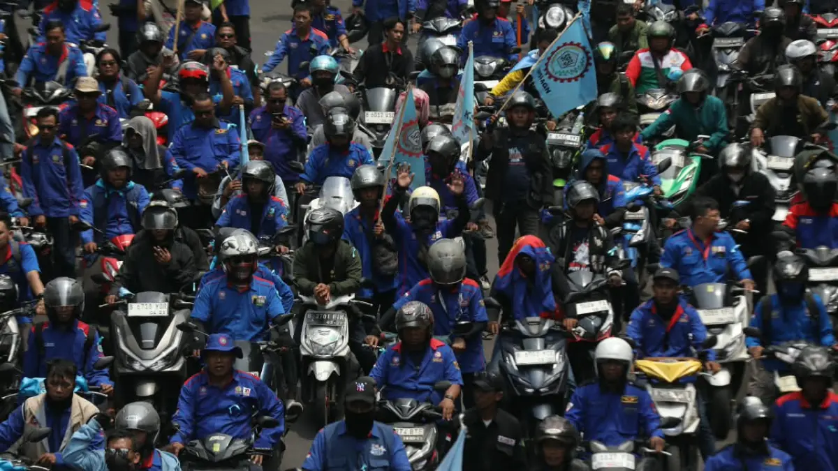 Ribuan aksi dari berbagai elemen buruh lainnya menggelar aksi unjuk rasa di Jalan Jenderal Sudirman-MH Thamrin, Jakarta Pusat, Kamis (24/9/2026). (Dery Ridwansah/ JawaPos.com)