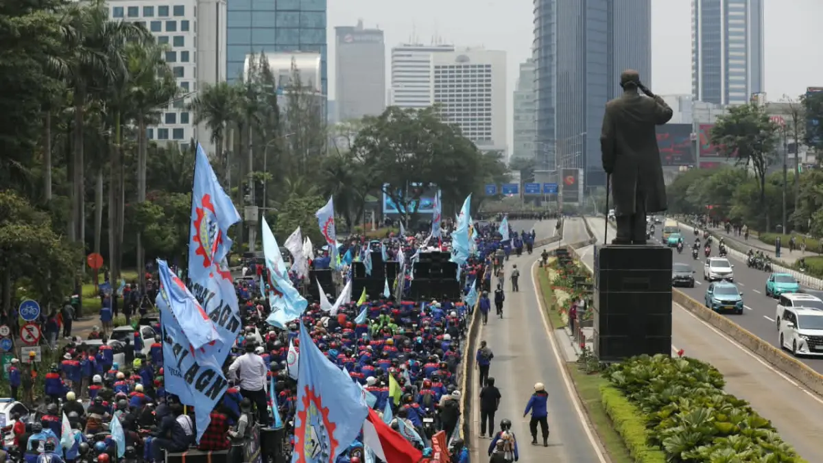 Ribuan aksi dari berbagai elemen buruh lainnya menggelar aksi unjuk rasa di Jalan Jenderal Sudirman-MH Thamrin, Jakarta Pusat, Kamis (24/9/2026). (Dery Ridwansah/ JawaPos.com)
