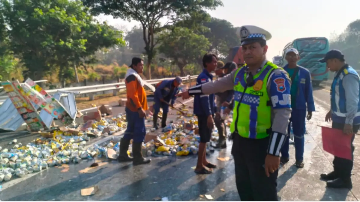 Diduga Sopir Mengantuk, Truk Boks Bermuatan Susu Kental Tabrak Kendaraan di Tol Sumo - Image