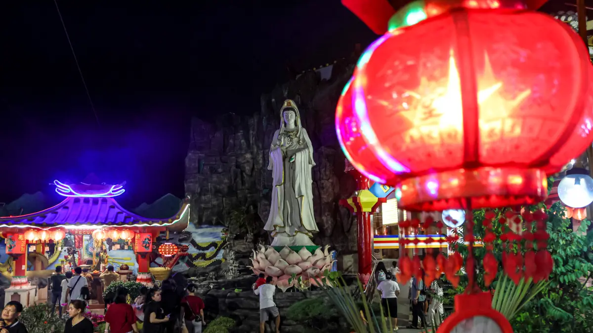 Warga keturunan Tionghoa bersembahyang saat Festival Mooncake di Wihara Boen San Bio, Kota Tangerang, Banten, Kamis (24/9/2026). (Hanung Hambara/ Jawa Pos)