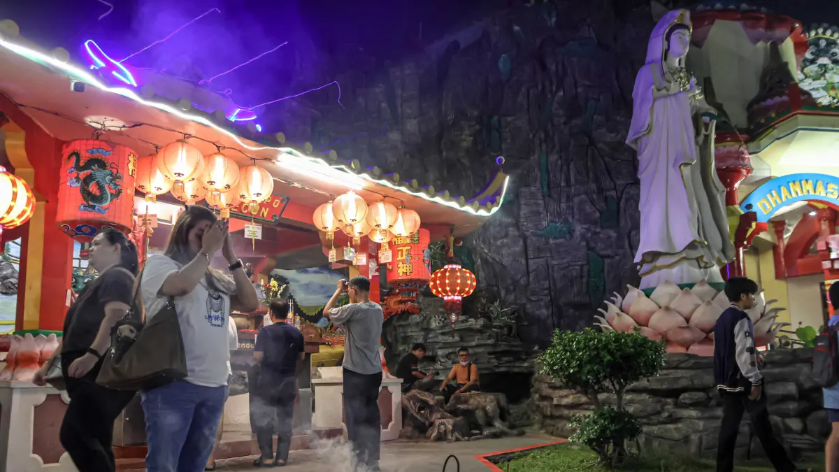 Warga keturunan Tionghoa bersembahyang saat Festival Mooncake di Wihara Boen San Bio, Kota Tangerang, Banten, Kamis (24/9/2026). (Hanung Hambara/ Jawa Pos)