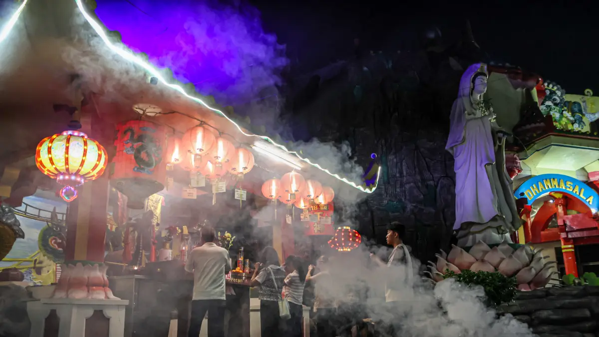Warga keturunan Tionghoa bersembahyang saat Festival Mooncake di Wihara Boen San Bio, Kota Tangerang, Banten, Kamis (24/9/2026). (Hanung Hambara/ Jawa Pos)