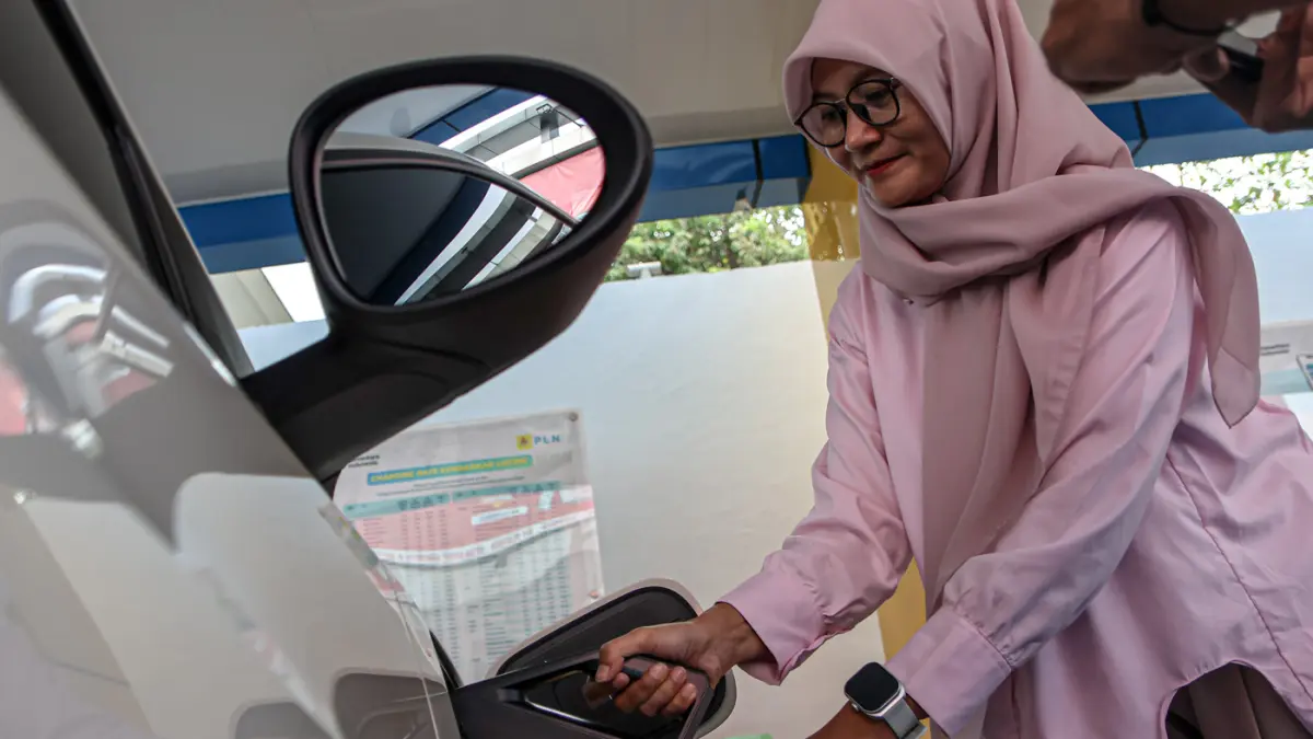 Warga mengisi daya mobil listrik di Stasiun Pengsian Kendaraan Listrik Umum (SPKLU) Cikokol, Kota Tangerang, Kamis (24/09/2026). (Hanung Hambara/Jawa Pos)