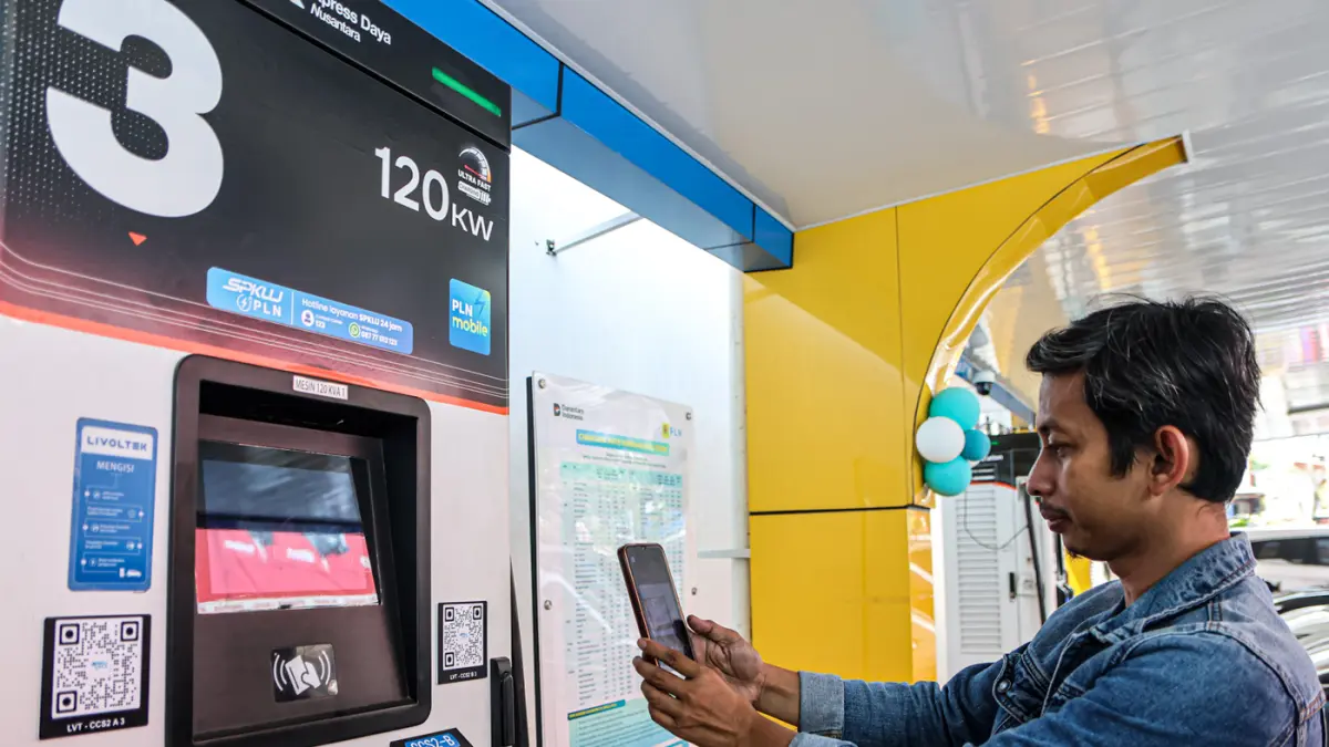 Warga mengisi daya mobil listrik di Stasiun Pengsian Kendaraan Listrik Umum (SPKLU) Cikokol, Kota Tangerang, Kamis (24/09/2026). (Hanung Hambara/Jawa Pos)