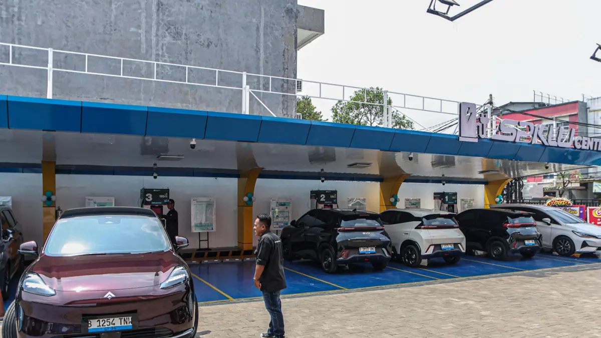 Warga mengisi daya mobil listrik di Stasiun Pengsian Kendaraan Listrik Umum (SPKLU) Cikokol, Kota Tangerang, Kamis (24/09/2026). (Hanung Hambara/Jawa Pos)