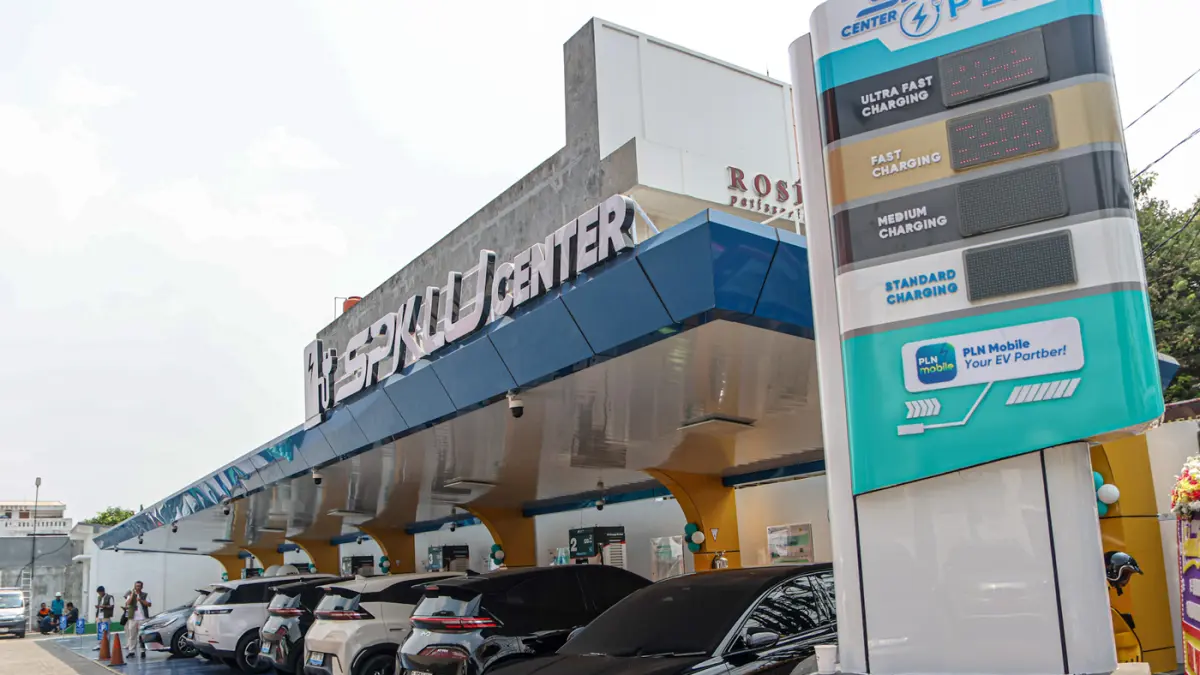 Warga mengisi daya mobil listrik di Stasiun Pengsian Kendaraan Listrik Umum (SPKLU) Cikokol, Kota Tangerang, Kamis (24/09/2026). (Hanung Hambara/Jawa Pos)