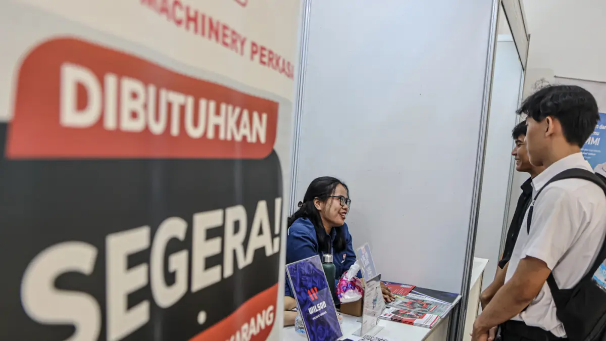 Sejumlah pencari kerja memadati bursa kerja yang digelar oleh Suku Dinas Tenaga Kerja, Transmigrasi dan Energi (Sudin Nakertransgi) Jakarta Barat menggelar Job Fair atau bursa kerja Gelombang II tahun 2026 di GOR Cengkareng, Jakarta, Rabu (23/09/2026). (H