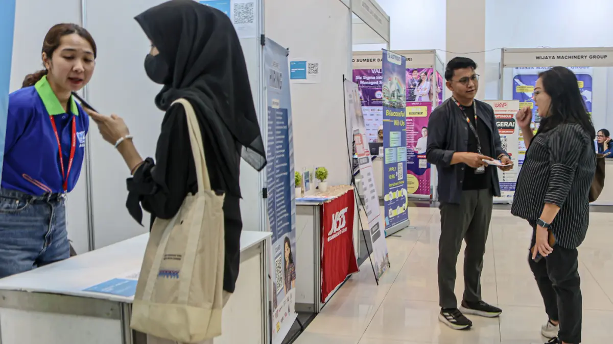 Sejumlah pencari kerja memadati bursa kerja yang digelar oleh Suku Dinas Tenaga Kerja, Transmigrasi dan Energi (Sudin Nakertransgi) Jakarta Barat menggelar Job Fair atau bursa kerja Gelombang II tahun 2026 di GOR Cengkareng, Jakarta, Rabu (23/09/2026). (H