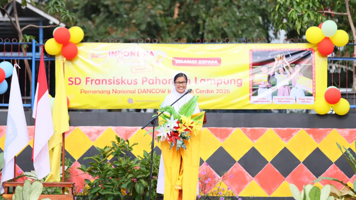 Kepala SD Fransiskus 2 Pahoman Bandar Lampung Sr. M. Paulis FSGM, M.Pd. menyampaikan rasa syukur atas keberhasilan siswa-siswinya dalam meraih gelar juara DANCOW Indonesia Cerdas Season 2