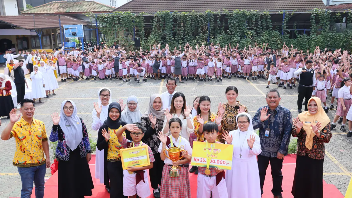 Momen kebersamaan penyerahan penghargaan kepada tim juara DANCOW Indonesia Cerdas Season 2 bersama: Balai Penjaminan Mutu Pendidikan Provinsi Lampun