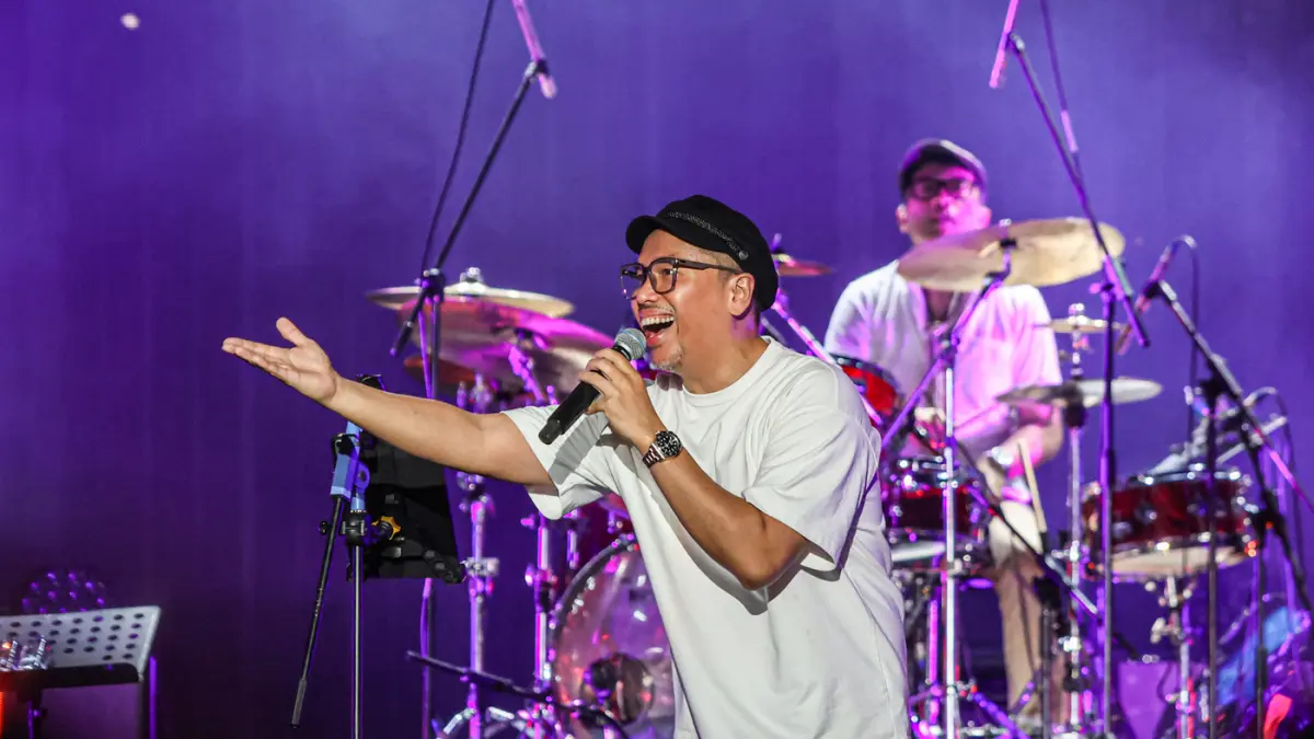 Musisi Sammy Simorangkir tampil bersama grup musik Kerispatih pada festival musik Pestapora di JIExpo Kemayoran, Jakarta, Jumat (25/9/2026). (Hanung Hambara/ Jawa Pos)