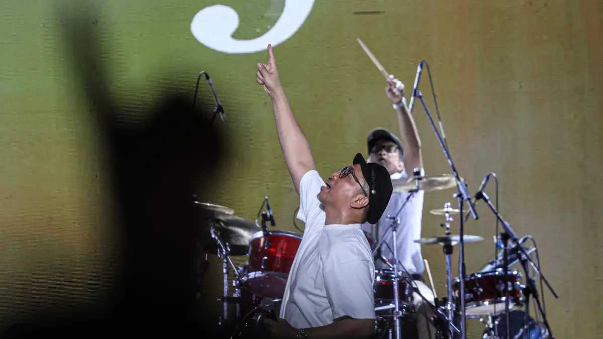 Musisi Sammy Simorangkir tampil bersama grup musik Kerispatih pada festival musik Pestapora di JIExpo Kemayoran, Jakarta, Jumat (25/9/2026). (Hanung Hambara/ Jawa Pos)