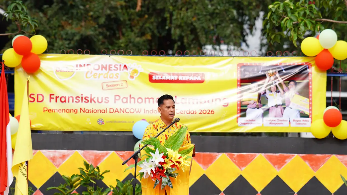Perwakilan PT Nestlé Indonesia Steven Yans mengucapkan selamat kepada SD Fransiskus 2 Pahoman Bandar Lampung atas keberhasilannya meraih gelar juara DANCOW Indonesia Cerdas Season 2,