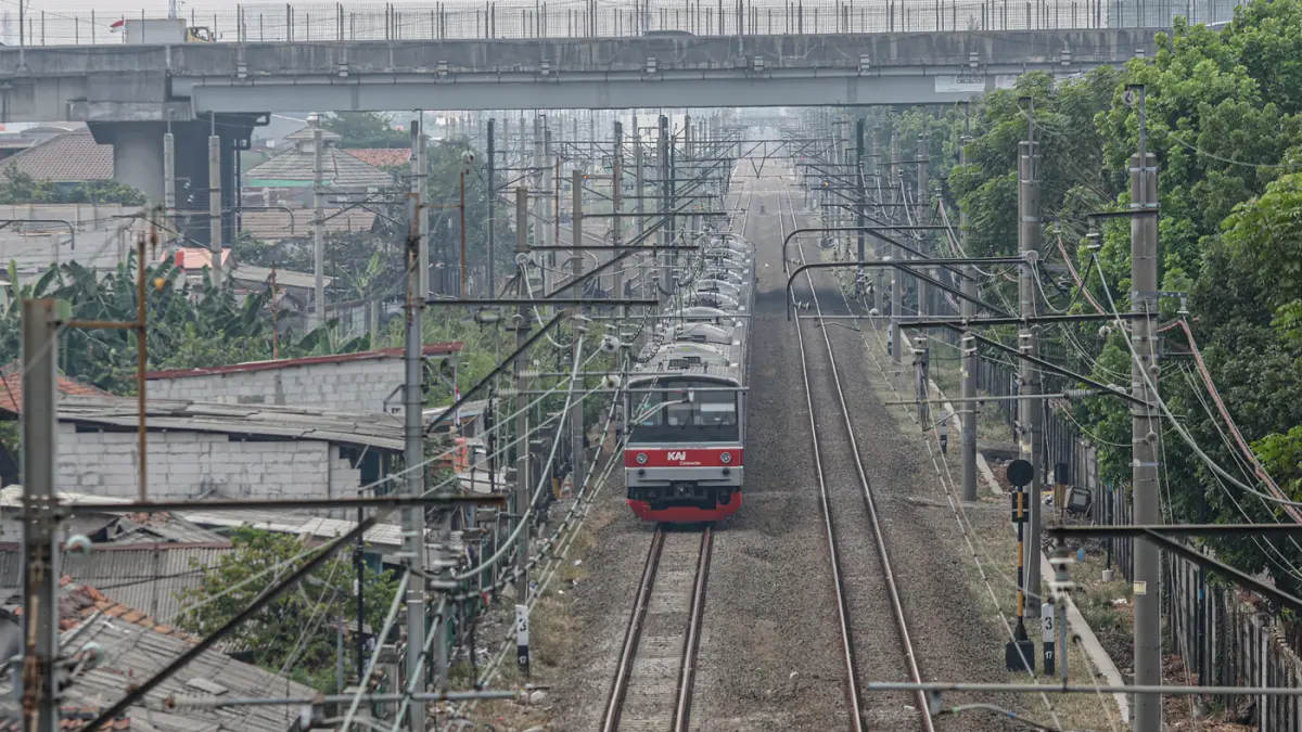 Rangkaian kereta rel listrik (KRL) Commuter Line Jabodetabek melintas di sekitar stasiun Batu Ceper, Rabu (23/09/2026). (Hanung Hambara/ Jawa Pos)