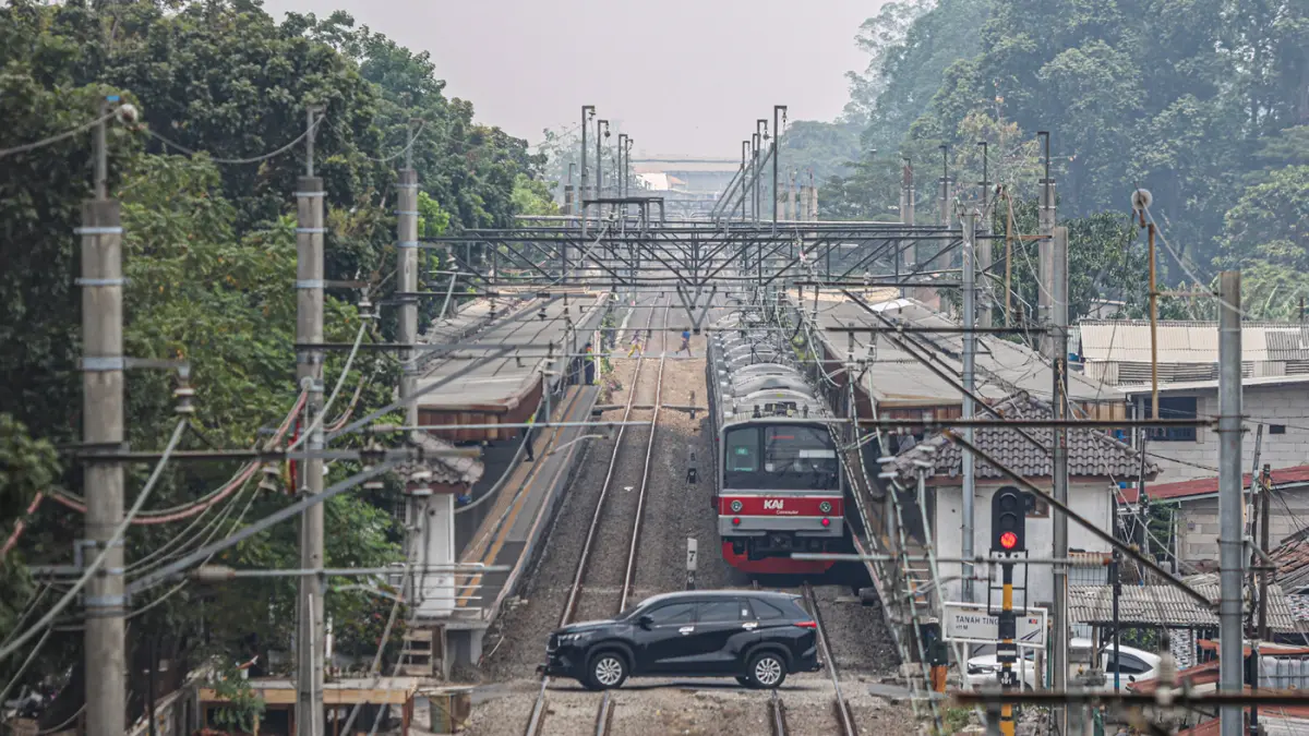 Rangkaian kereta rel listrik (KRL) Commuter Line Jabodetabek melintas di sekitar stasiun Batu Ceper, Rabu (23/09/2026). (Hanung Hambara/ Jawa Pos)
