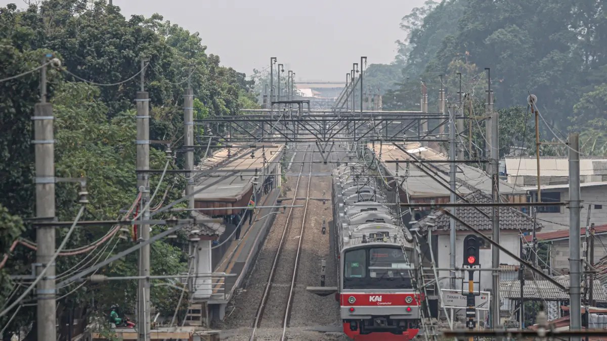 Rangkaian kereta rel listrik (KRL) Commuter Line Jabodetabek melintas di sekitar stasiun Batu Ceper, Rabu (23/09/2026). (Hanung Hambara/ Jawa Pos)