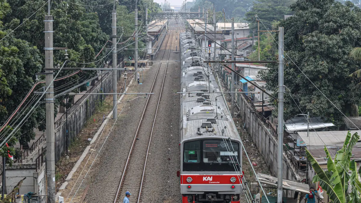 Rangkaian kereta rel listrik (KRL) Commuter Line Jabodetabek melintas di sekitar stasiun Batu Ceper, Rabu (23/09/2026). (Hanung Hambara/ Jawa Pos)
