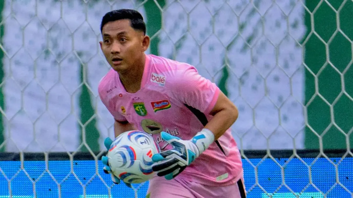 Reza Arya Tetap Jaga Kondisi, Kiper Persebaya Surabaya Makin Nyaman Usai Debut di Super League - Image