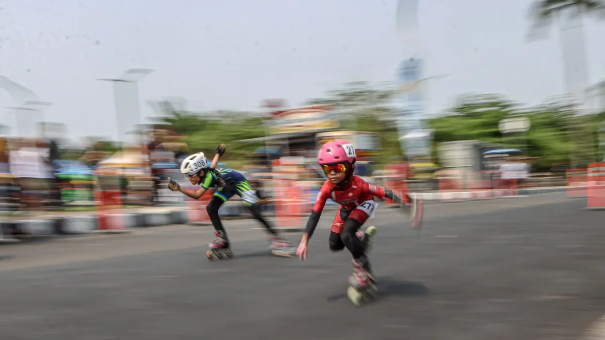 Sejumlah peserta beradu cepat dalam kelas 100 meter drag di Kejuaraan Sepatu Roda Speed Marathon Piala Wali Kota 2026 di Puspem, Kota Tangerang, Jumat (25/09/2026). (Hanung Hambara/ Jawa Pos)