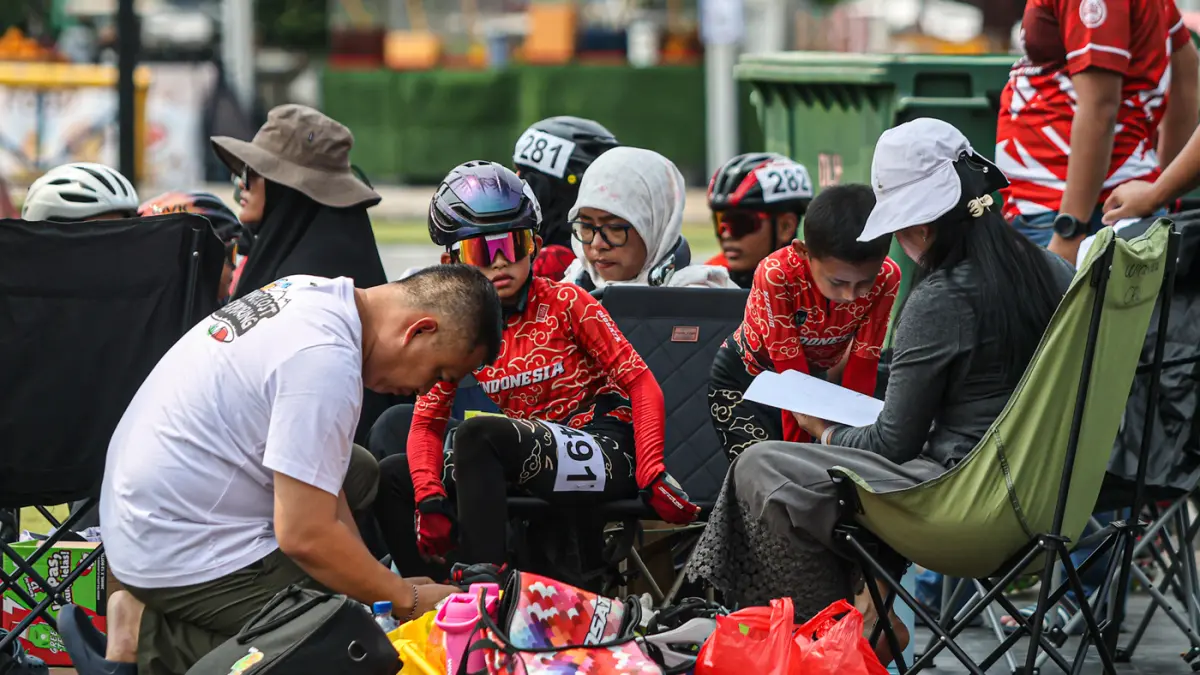 Sejumlah peserta beradu cepat dalam kelas 100 meter drag di Kejuaraan Sepatu Roda Speed Marathon Piala Wali Kota 2026 di Puspem, Kota Tangerang, Jumat (25/09/2026). (Hanung Hambara/ Jawa Pos)